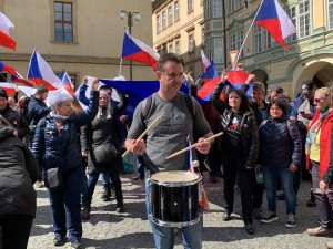 VIDEO: Vláda zasedá ve Sněmovně, lidé před budovou bubnují a tančí