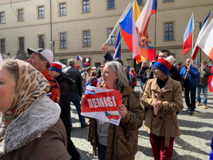 VIDEO: Vláda zasedá ve Sněmovně, lidé před budovou bubnují a tančí