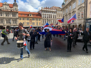 VIDEO: Vláda zasedá ve Sněmovně, lidé před budovou bubnují a tančí