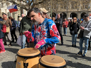 VIDEO: Vláda zasedá ve Sněmovně, lidé před budovou bubnují a tančí