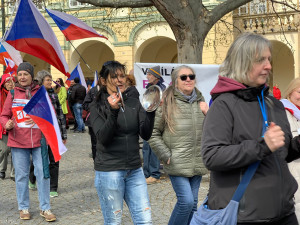 VIDEO: Vláda zasedá ve Sněmovně, lidé před budovou bubnují a tančí