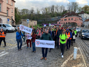 VIDEO: Třicítkáři jsou opět v ulicích. Míří k budově magistrátu