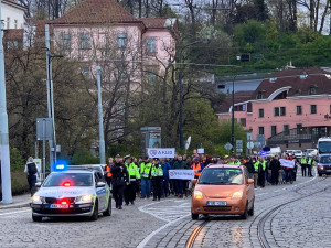 VIDEO: Třicítkáři jsou opět v ulicích. Míří k budově magistrátu