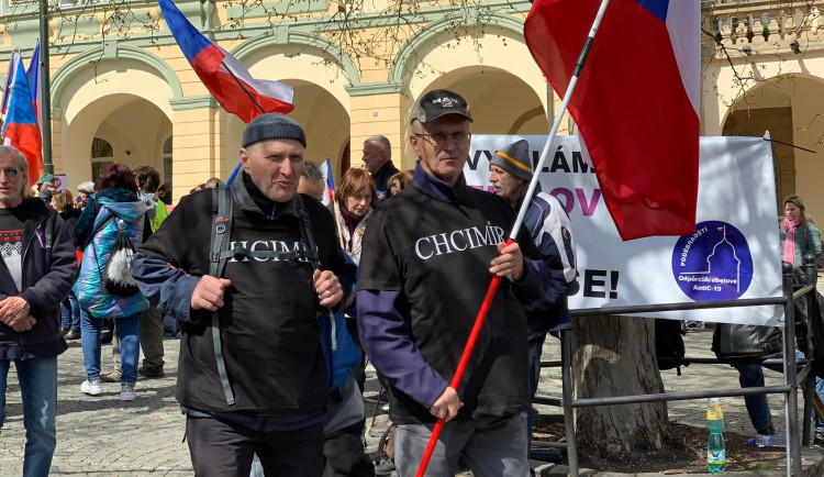 VIDEO: Vláda zasedá ve Sněmovně, lidé před budovou bubnují a tančí
