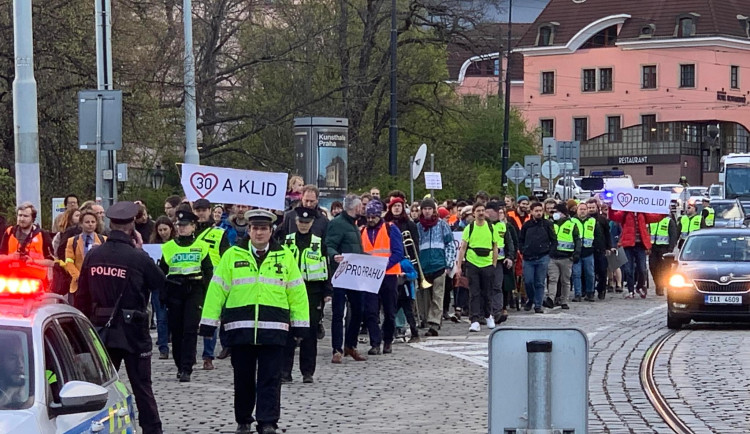 VIDEO: Třicítkáři jsou opět v ulicích. Míří k budově magistrátu