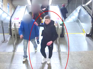 VIDEO: Mladík v metru napadl muže pěstmi, na dalšího zaútočil za dvě minuty
