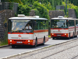 Dopravní podnik zavedl retro autobusovou linku, cestující proveze Prahou 6
