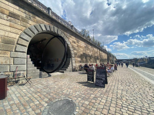 Zavření náplavek ztížilo finanční situaci provozovatelům barů a restaurací