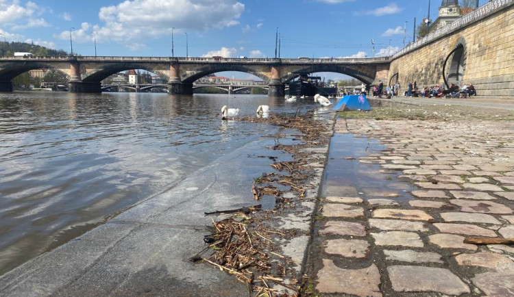 Zavření náplavek ztížilo finanční situaci provozovatelům barů a restaurací
