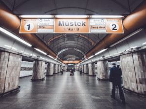 Ve stanici Můstek zemřela pod metrem žena