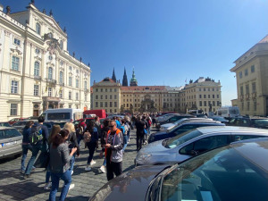 Pražský hrad zaplnili turisté, tentokrát bez front u bezpečnostních kontrol