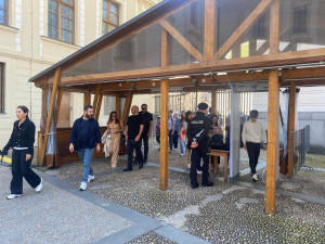 Pražský hrad zaplnili turisté, tentokrát bez front u bezpečnostních kontrol