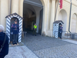 Pražský hrad zaplnili turisté, tentokrát bez front u bezpečnostních kontrol