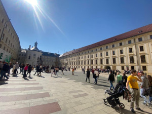 Pražský hrad zaplnili turisté, tentokrát bez front u bezpečnostních kontrol