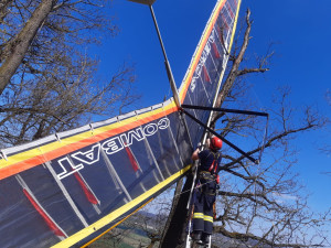 Hasiči v Černošicích zachraňovali rogalistu, který se zaklínil v koruně stromů