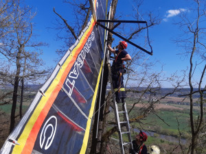Hasiči v Černošicích zachraňovali rogalistu, který se zaklínil v koruně stromů