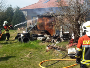 Hasiči v Černošicích zachraňovali rogalistu, který se zaklínil v koruně stromů