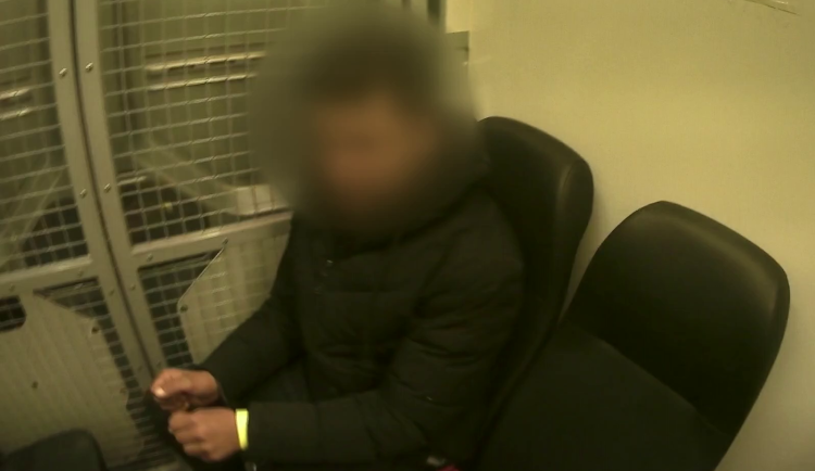 VIDEO: Turek jel nebezpečně po dálnici u Prahy, v autě převážel syrské migranty