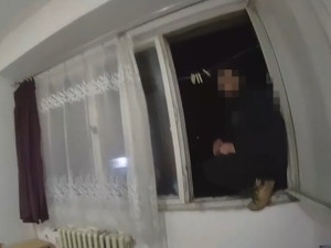 VIDEO: Muž si zavolal na pomoc strážníky. Když přijeli, nevěřil, že jsou skuteční