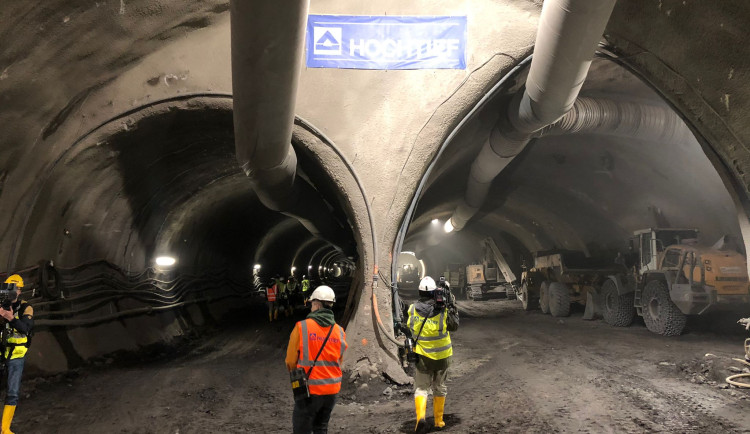 VIDEO: Tunely metra D mají po roce stavby přes jeden a půl kilometru. Soupravy v nich budou jezdit za šest let