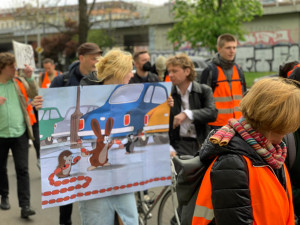 VIDEO: Třicítkáři pokračují v protestech. Tentokrát oblékli plynové masky