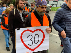 VIDEO: Třicítkáři pokračují v protestech. Tentokrát oblékli plynové masky