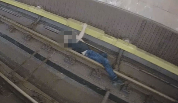 Muž se pohádal s mámou, pak skočil do kolejiště metra a chtěl se nechat přejet