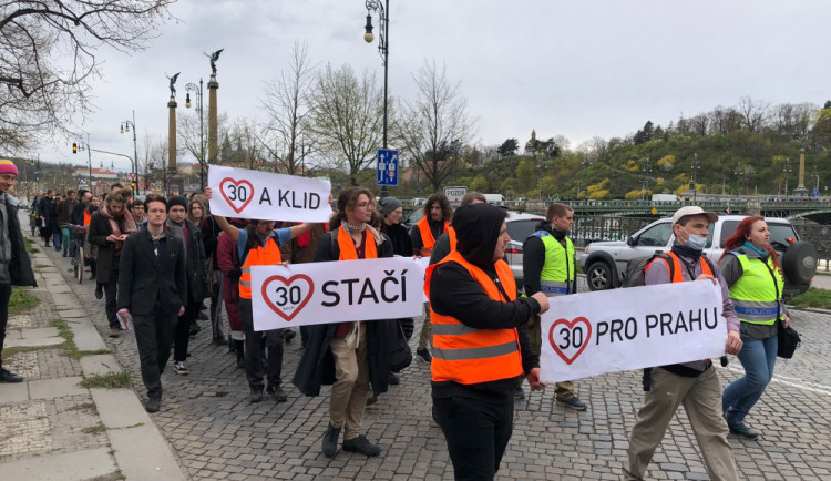 Praha 8 žádá zamezení pochodů třicítkářů. Ti se odvolávají na právo protestovat