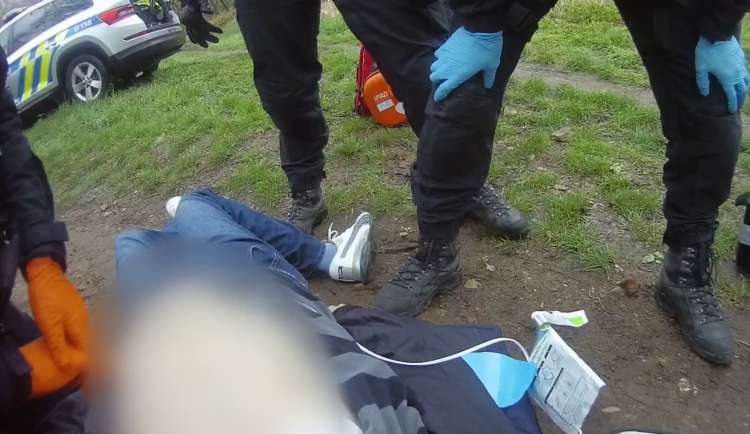 VIDEO: Policisté v Praze zachránili život dvěma mužům během devíti hodin