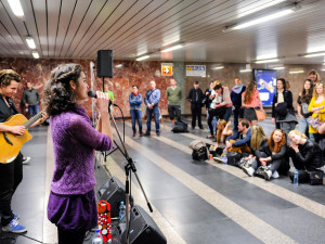 Do metra se dnes vrací živá hudba, cestující uslyší jazz i metal