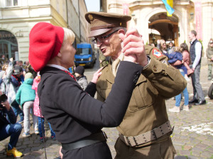 Konvoj historických vozidel dnes v Praze připomněl konec druhé světové války