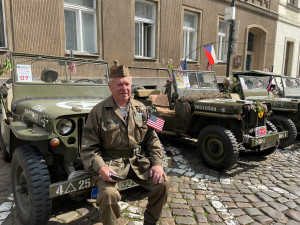 Konvoj historických vozidel dnes v Praze připomněl konec druhé světové války