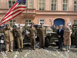 Konvoj historických vozidel dnes v Praze připomněl konec druhé světové války
