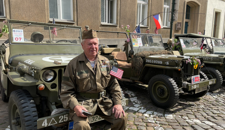 Konvoj historických vozidel dnes v Praze připomněl konec druhé světové války
