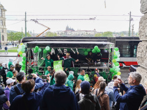 VIDEO: Prahou prošel Majálesový průvod, vyvrcholí festivalem v Letňanech