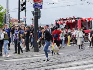 VIDEO: Prahou prošel Majálesový průvod, vyvrcholí festivalem v Letňanech