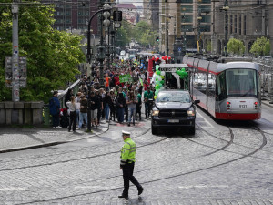 VIDEO: Prahou prošel Majálesový průvod, vyvrcholí festivalem v Letňanech