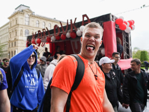 VIDEO: Prahou prošel Majálesový průvod, vyvrcholí festivalem v Letňanech