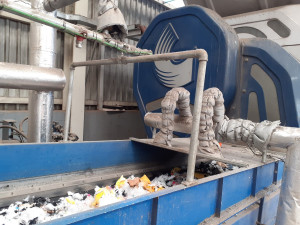 VIDEO: Celníci nechali v drtičce zničit tři tuny zabavených padělků