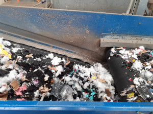 VIDEO: Celníci nechali v drtičce zničit tři tuny zabavených padělků