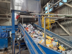 VIDEO: Celníci nechali v drtičce zničit tři tuny zabavených padělků