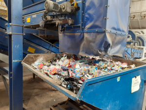 VIDEO: Celníci nechali v drtičce zničit tři tuny zabavených padělků