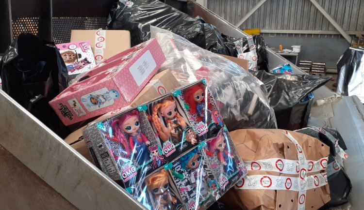 Zboží museli nechat celníci zničit.