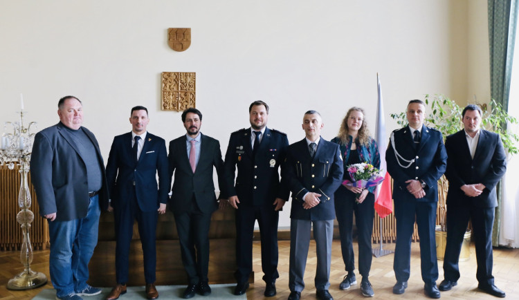 Devět oceněných se starostou Vronským.