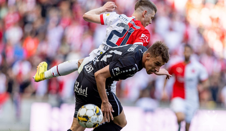 Fotbalisté Slavie doma jen remizovali s Hradcem a klesli na druhé místo ligy
