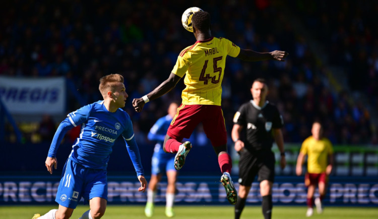 Fotbalisté Sparty díky penaltám obrátili duel v Liberci a vyhráli základní část ligy