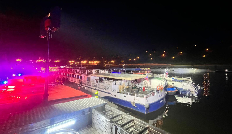 Výletní lod začala nabírat vodu.