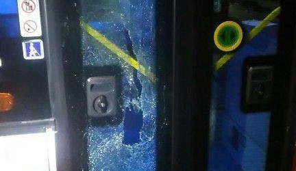 Opilá žena rozbila v Praze ve vzteku dveře autobusu, způsobila škodu za patnáct tisíc