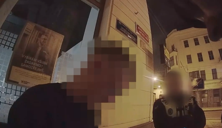 VIDEO: Muž dal v centru Prahy druhému pěstí, na místě dostal pokutu