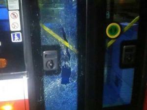 Opilá žena rozbila v Praze ve vzteku dveře autobusu, způsobila škodu za patnáct tisíc